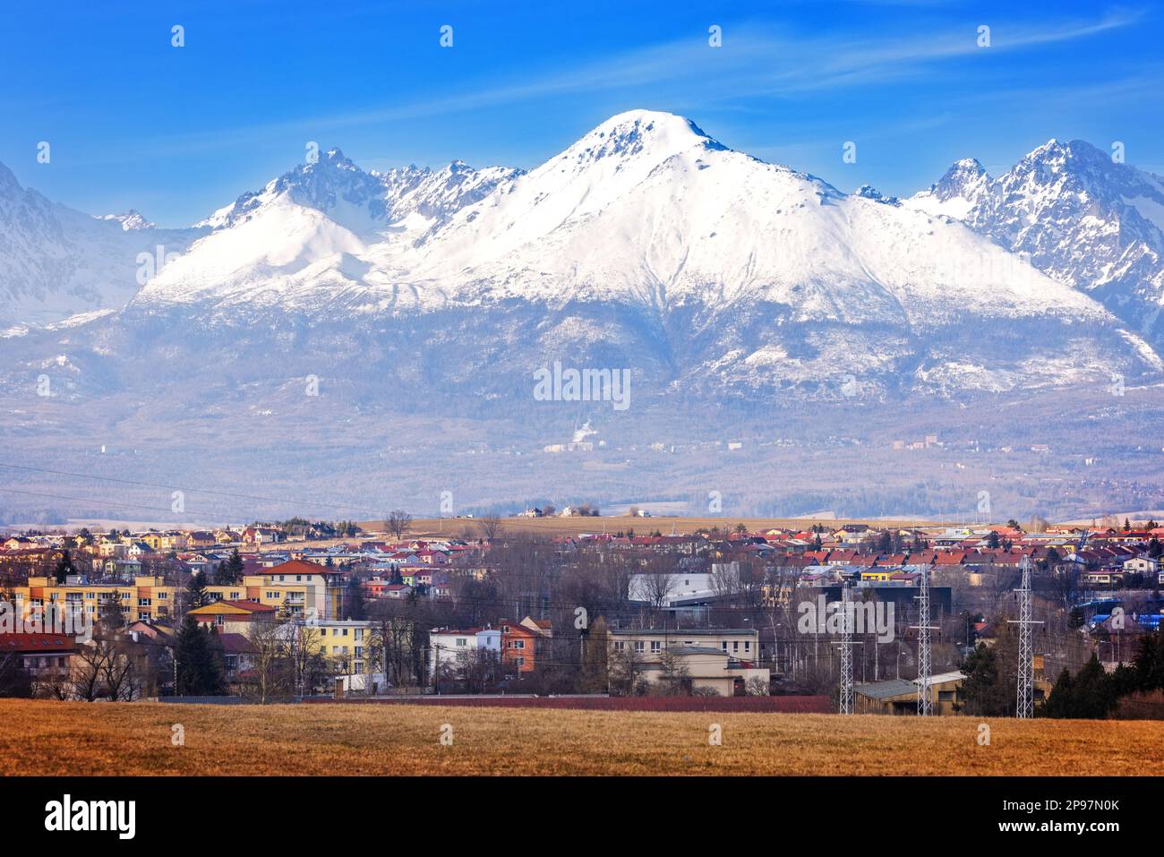 Vista della città di Poprad sotto le montagne degli alti Tatra. Foto Stock