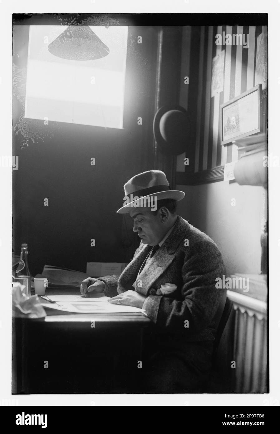 1915 ca,, New York , USA : il cantante italiano Enrico CARUSO ( Napoli 1873 - 1921 ) nello spogliatoio del Metropolitan Opera House Theatre ha disegnato una caricatura per un amico . - MUSICA CLASSICA - CLASSICA - MUSICA - ritratto - cappello - camerino - caricaturista - TENORE - OPERA LIRICA - TEATRO - Teatro - - profilo --- Archivio GBB Foto Stock