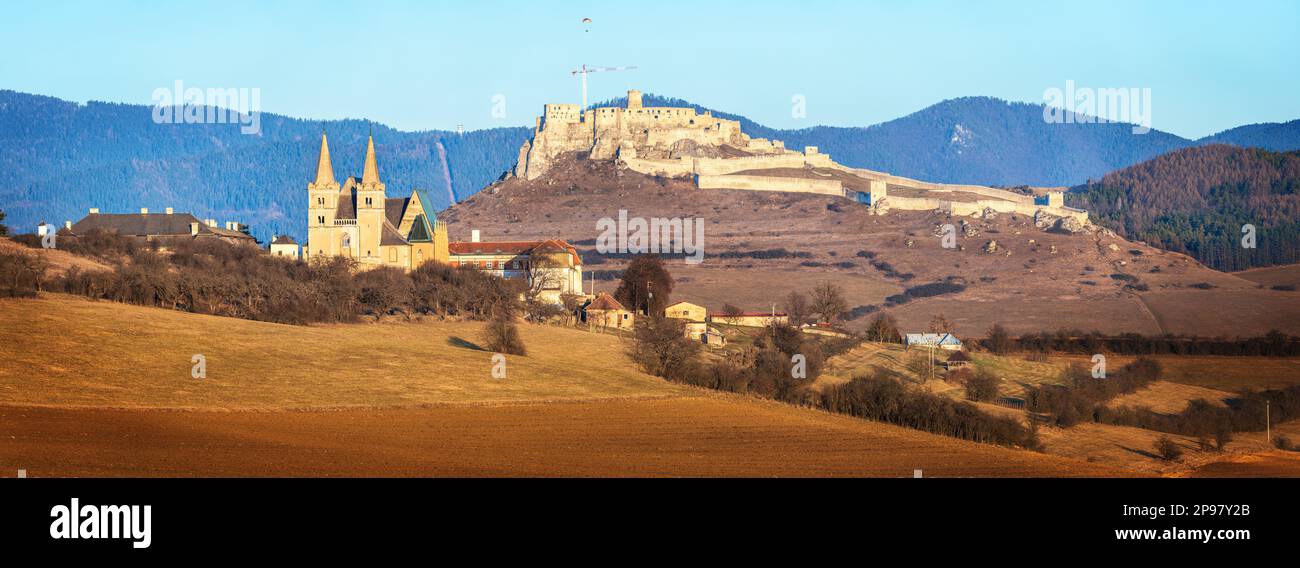 Vista panoramica sul Castello di Spis e sulla Cattedrale di San Martino al tramonto. Foto Stock