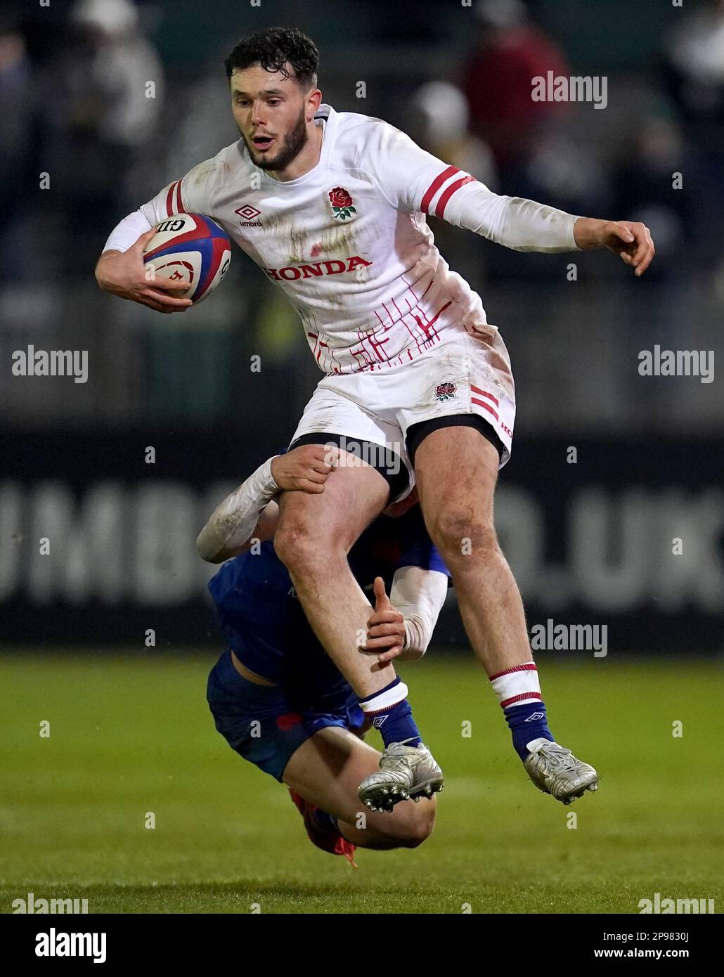 Joe Jenkins, inglese, viene affrontato durante la partita delle sei Nazioni degli U20 presso il campo ricreativo di Bath. Data immagine: Venerdì 10 marzo 2023. Foto Stock