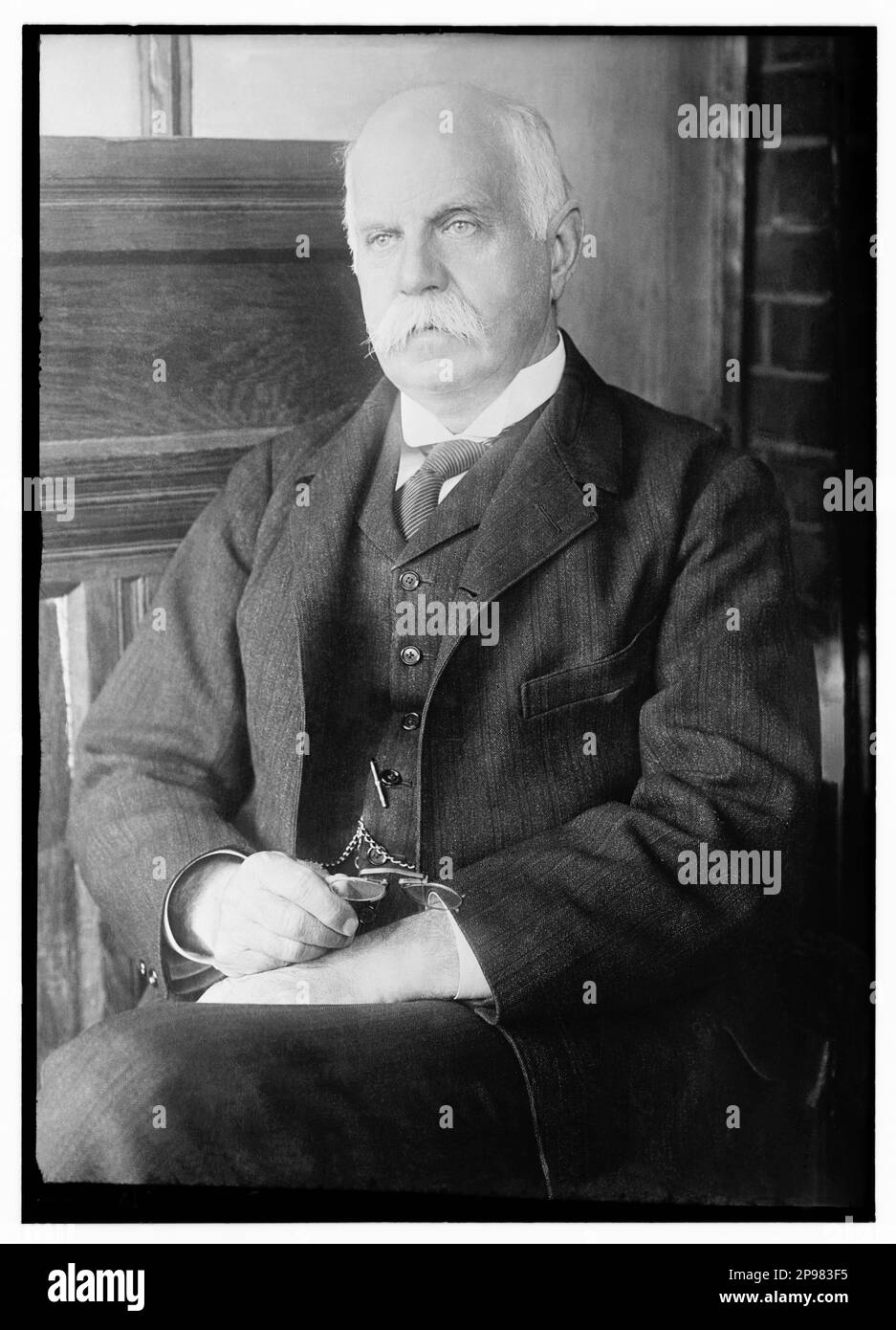 Major LEONARD DARWIN ( 1850 - 1943 ), figlio del naturalista inglese CHARLES Robert DARWIN ( 1809 - 1882 ). Era variamente un soldato, un politico, un economista, Eugenista e mentore del biologo statistico ed evolutivo Ronald Fisher.- NATURALISTA - scienziato - SCIENZIATO - EVOLUZIONISMO - EVOLUTIONISMO - EUGENETICA - Teoria Evoluzionista - barba - barba - ritratto - uomo anziano - uomo antico - foto - scienziato - Ritratto - ritratto - barba - barba - cravatta - SCIENZA - BIOLOGO - BIOLOGIA - BIOLOGIA - colletto - collett Foto Stock