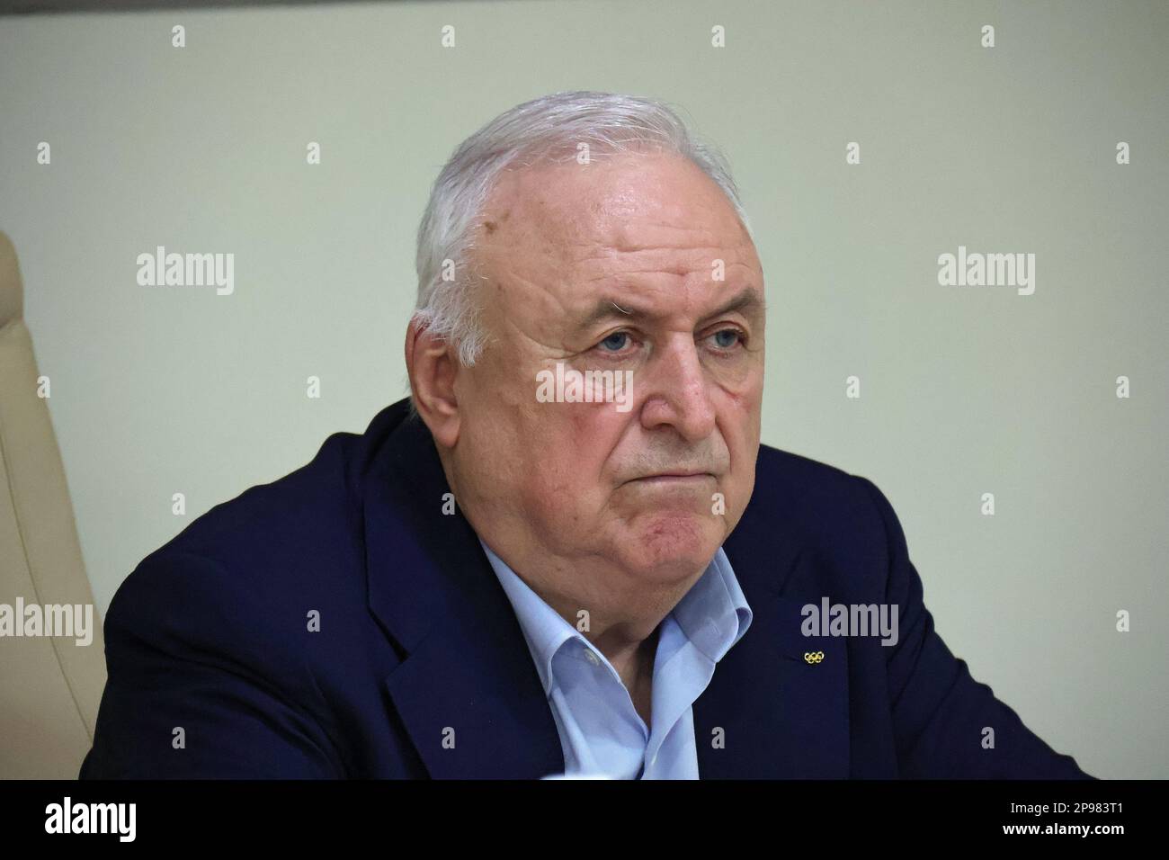 KIEV, UCRAINA - 09 MARZO 2023 - Valerii Borzov, membro del CIO, partecipa a un incontro straordinario del NOC dell'Ucraina, Nel corso del quale i rappresentanti delle federazioni olimpiche ucraine hanno firmato un appello congiunto al Comitato olimpico internazionale che chiede la sospensione degli atleti russi e bielorussi dalle competizioni internazionali affinché rimangano in vigore fino alla fine dell'aggressione armata in Ucraina, capitale Ucraina. Foto Stock