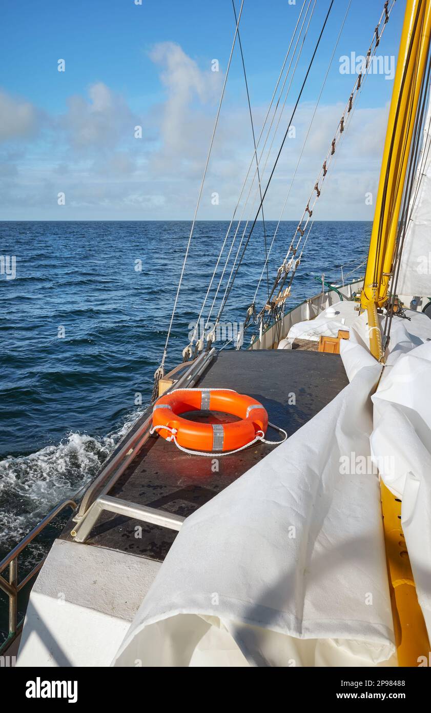 Lifebuoy su una vecchia goletta a vela. Foto Stock
