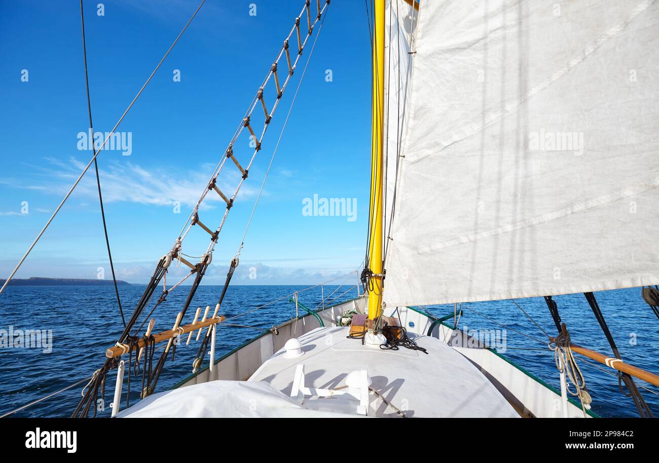 Vela vecchia goletta in una bella giornata di sole. Foto Stock