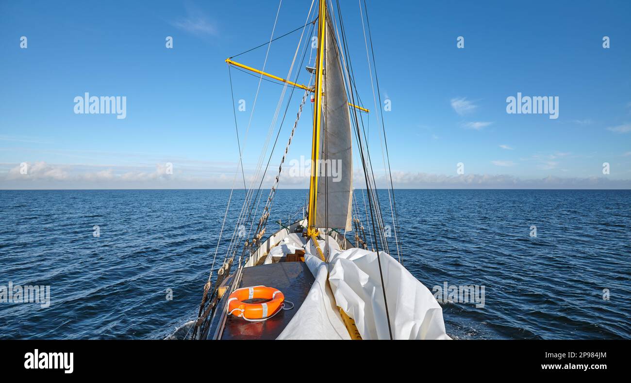 Vela vecchia goletta in una bella giornata di sole. Foto Stock