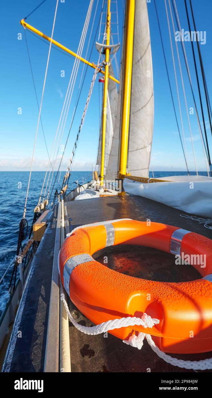 Lifebuoy su una vecchia goletta a vela, fuoco selettivo. Foto Stock