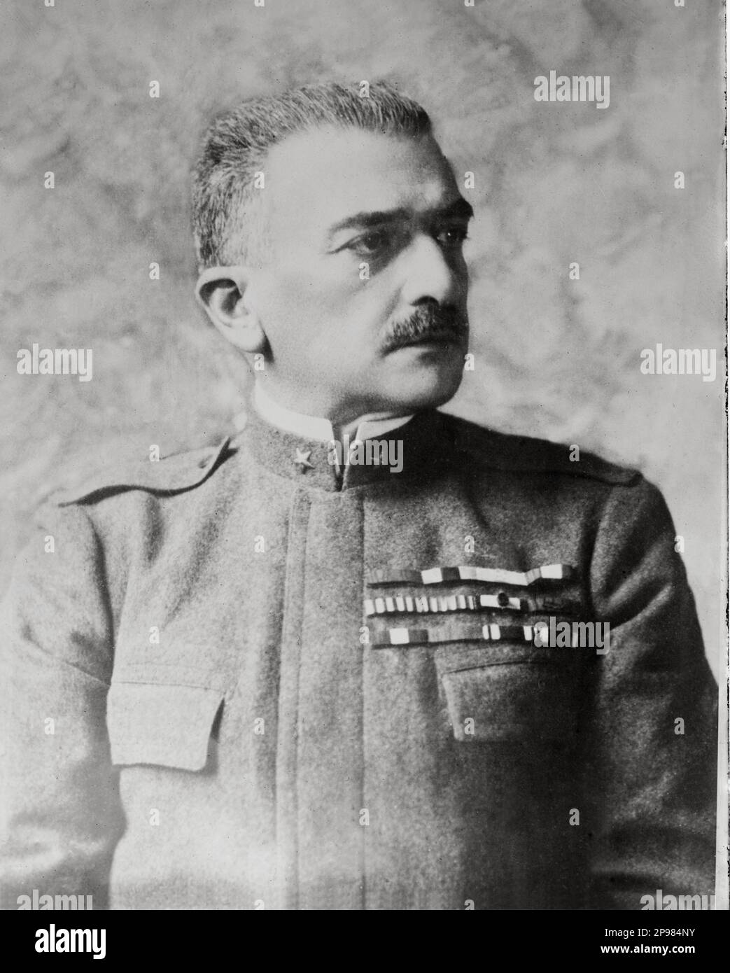 1920 ca : l'italianGenerale e un Maresciallo d'Italia ARMANDO DIAZ ( 1861 - 1928 ) . La Battaglia di Caporetto, nell'ottobre 1917, fu disastrosa per l'esercito, e il 8 novembre 1917 fu chiamato a succedere a Cadorna come capo di stato maggiore. Recuperò ciò che rimaneva dell'esercito, organizzò la resistenza sul Monte Grappa e nella Battaglia del Piave. Nel 1918 guidò le truppe italiane nella Battaglia di Vittorio Veneto, e nel suo celebre bollettino della Vittoria comunicò la rudità dell'esercito austriaco e il successo degli italiani. Il 1 novembre 1921 Diaz era a Kan Foto Stock