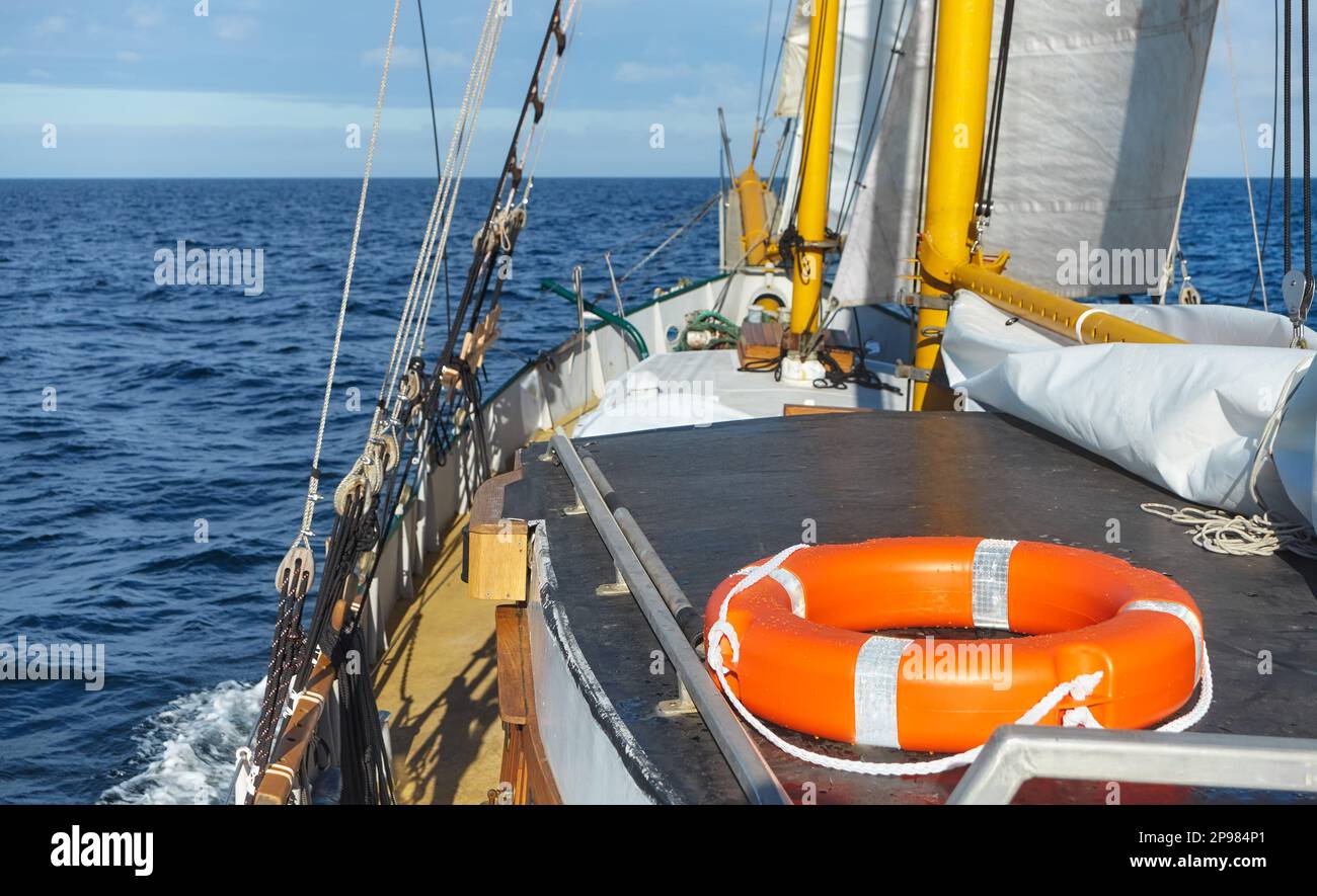 Lifebuoy su una vecchia goletta a vela, fuoco selettivo. Foto Stock