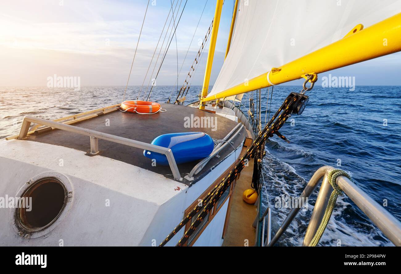 Vecchia goletta che naviga sul mare al tramonto. Foto Stock