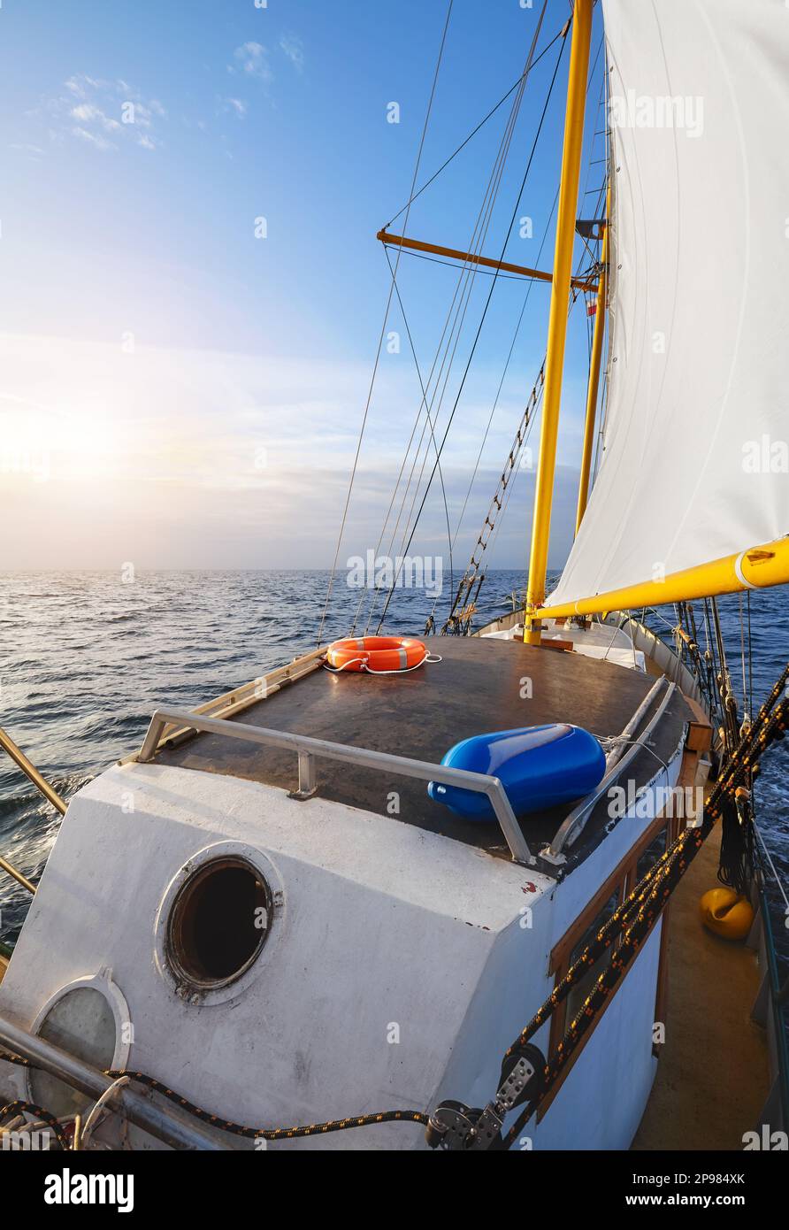 Vecchia goletta che naviga sul mare al tramonto. Foto Stock