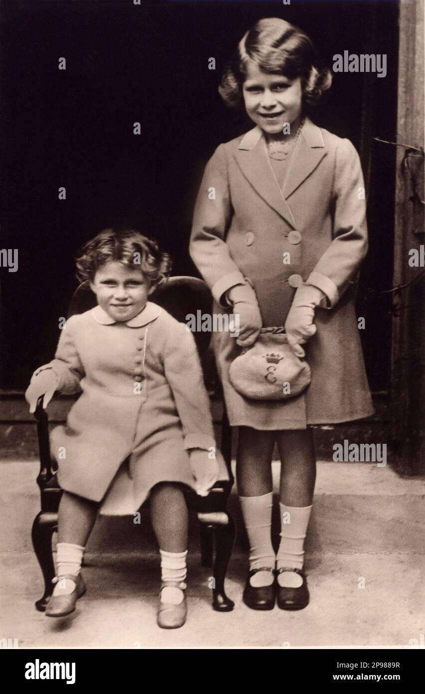 1934 ca , Londra , Inghilterra : le figlie del futuro re GIORGIO VI del Regno Unito (nato Albert Arthur , Duca di Kent e Galles , 1895-1952) . La futura Regina d'Inghilterra ELISABETTA II ( nata nel 1926 , eletta nel 1952 ) e MARGARET ROSE ( nata nel 1930 , sposata con Antony Armstrong Jones di Snowdon ) . In questa foto con la sedia e la borsetta dei soldati disabili - WINDSOR SAXE COBURG GOTHA - Casa DI WINDSOR - Casa di Saxe-Coburg-Gotha - INGHILTERRA - GRAN BRETAGNA - royalty - nobili - Nobiltà - ritratto - ritratto - sorelle - sorelle - FAMIGLIA REALE - FAMIGLIA FAMIGLIA REALE - Foto Stock