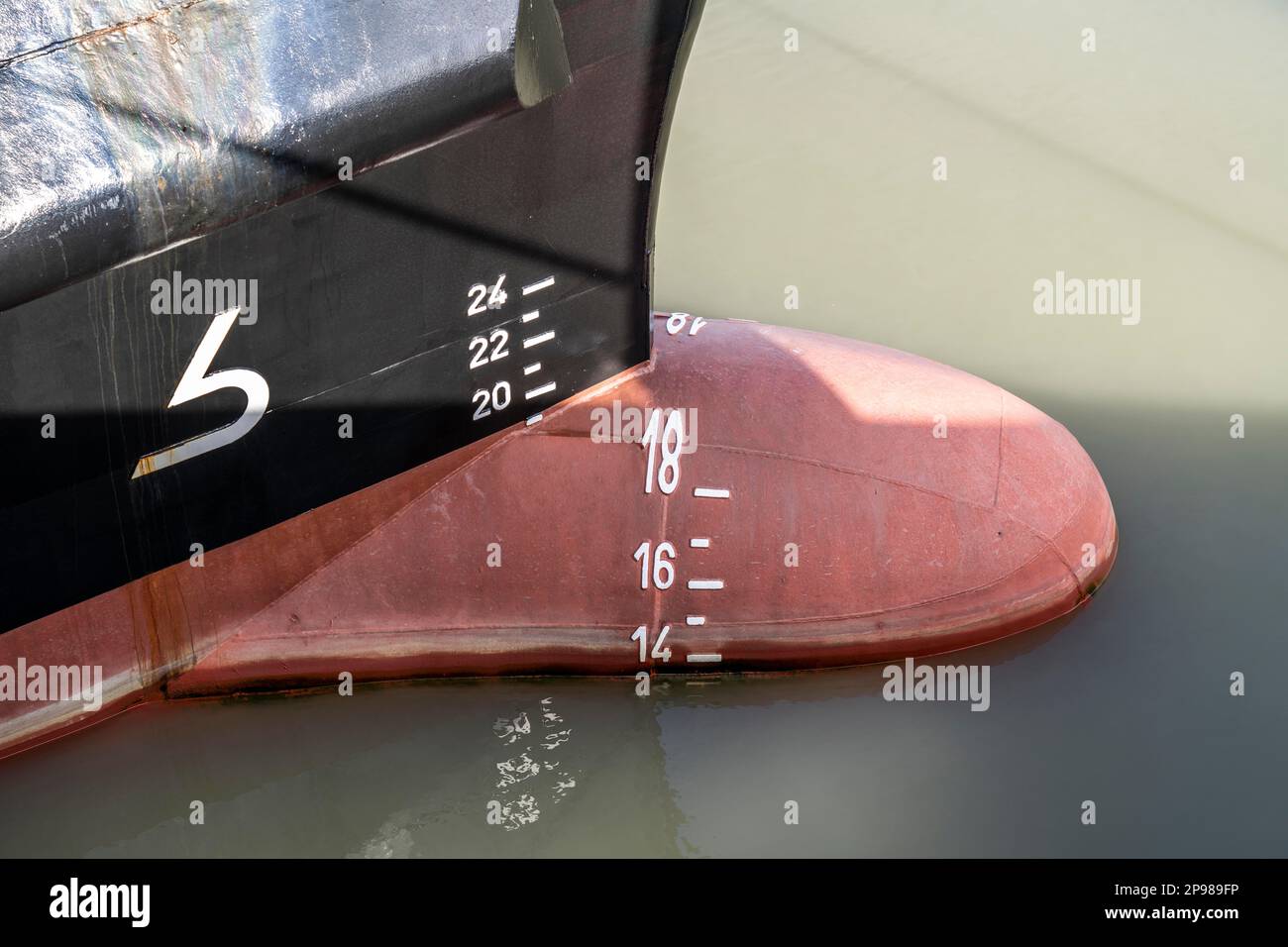 La sporgenza di prua o di prua, su una nave, riduce il consumo di carburante e aumenta la velocità, sporgenza di Taylor Foto Stock