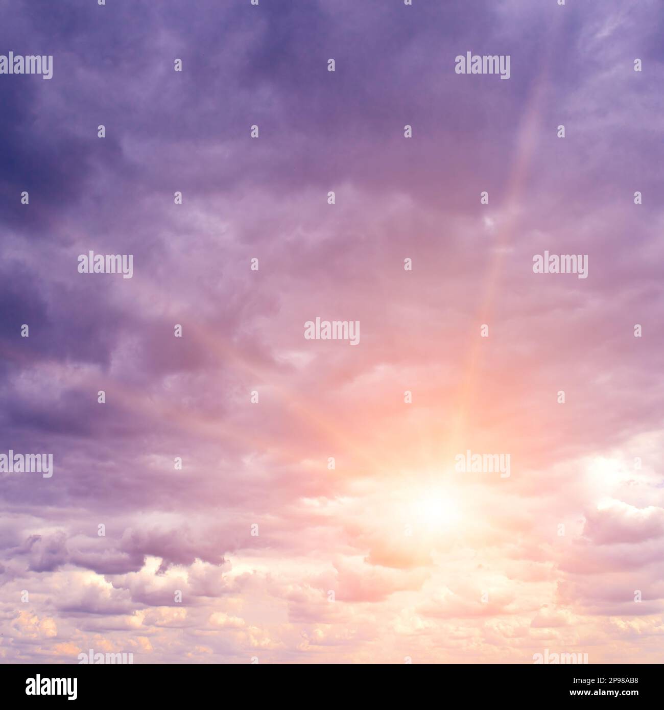 Luminosa e maestosa alba contro il cielo grigio tempestoso. Foto Stock