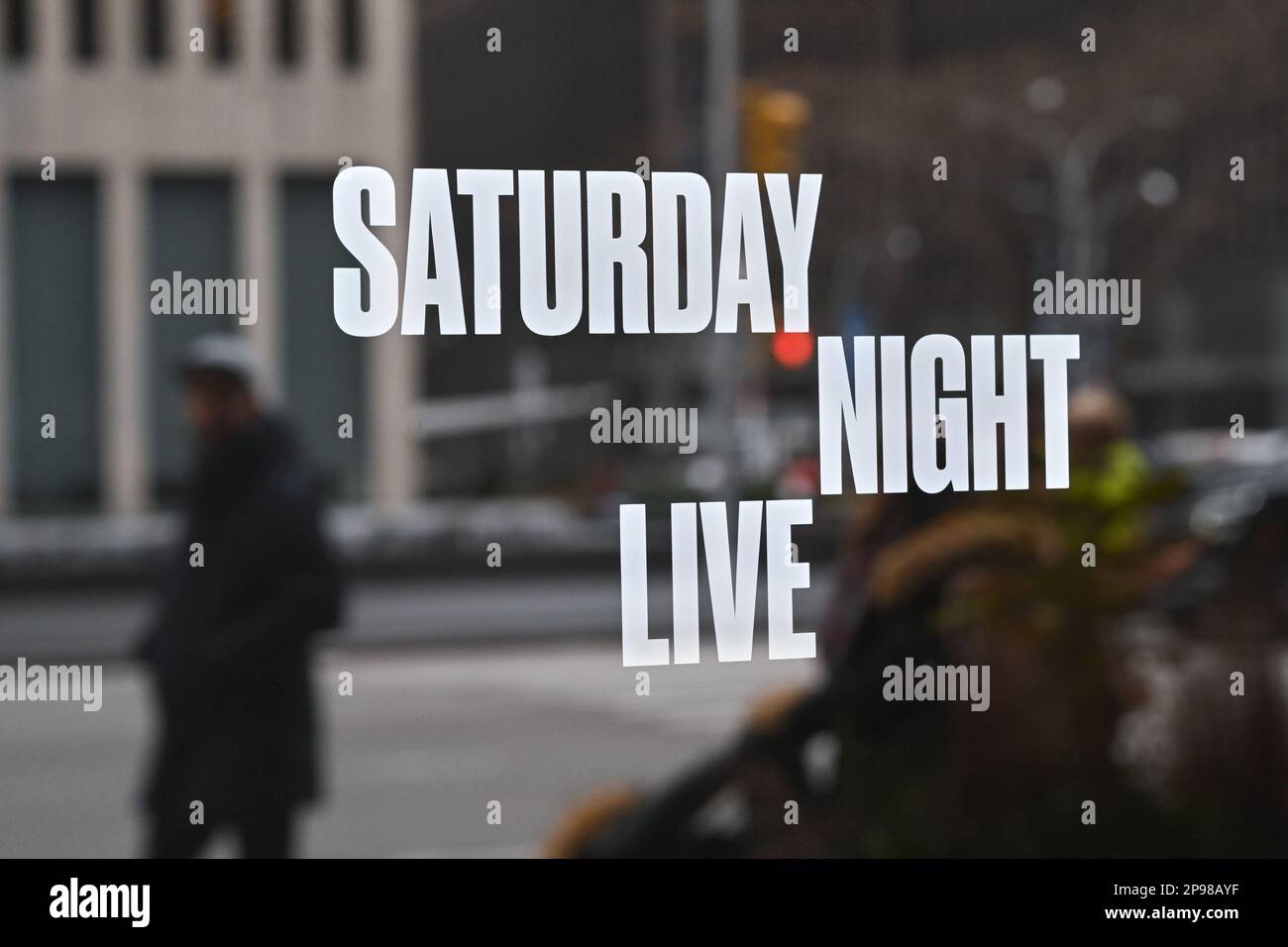 Segnaletica per il sabato sera Live all'esterno dell'ingresso degli studi NBC situati al 30 Rockefeller Center di New York. Foto Stock