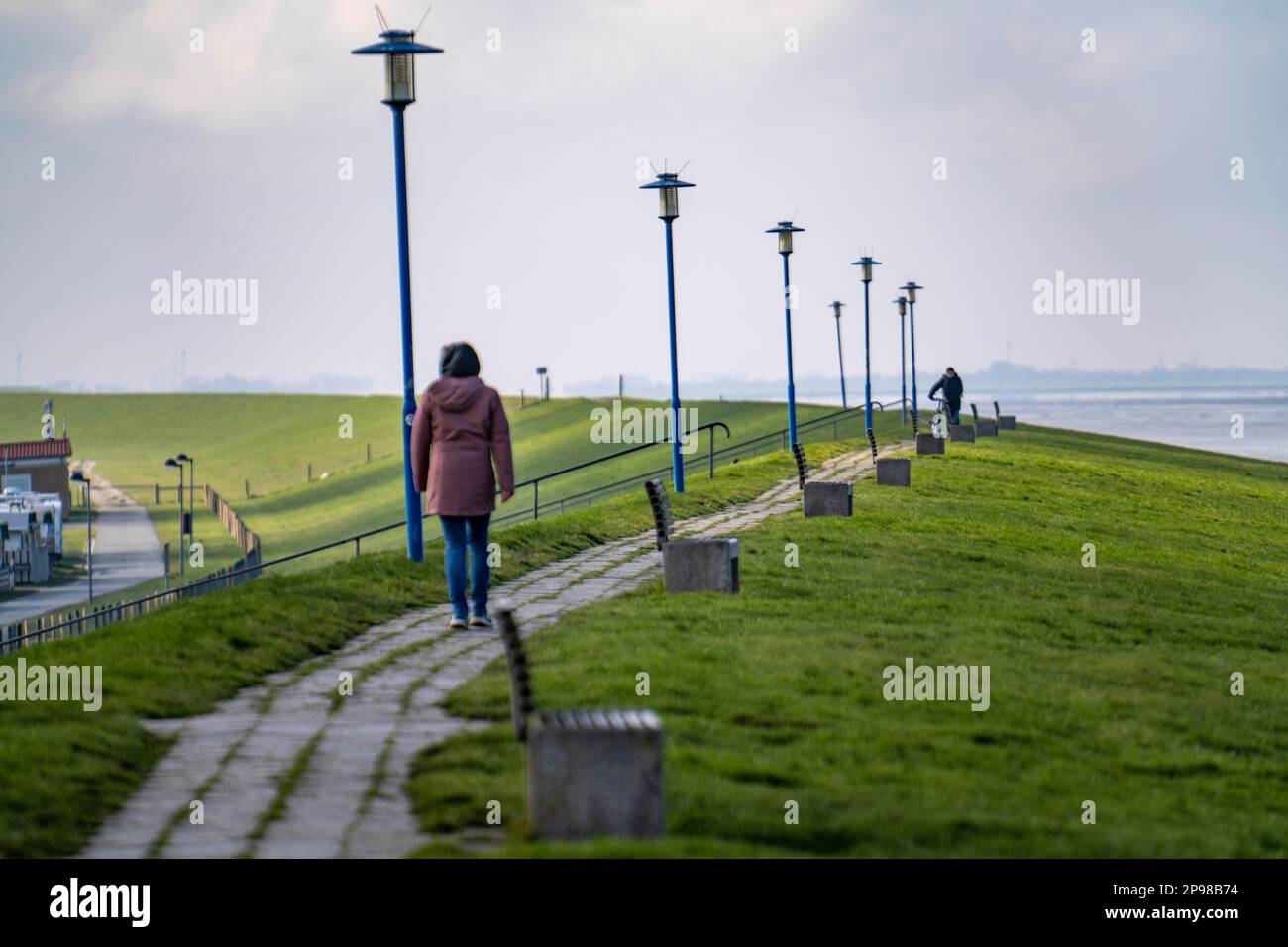 Diga del Mare del Nord, vicino al villaggio di Neuharlingersiel, bassa Sassonia, Germania Foto Stock