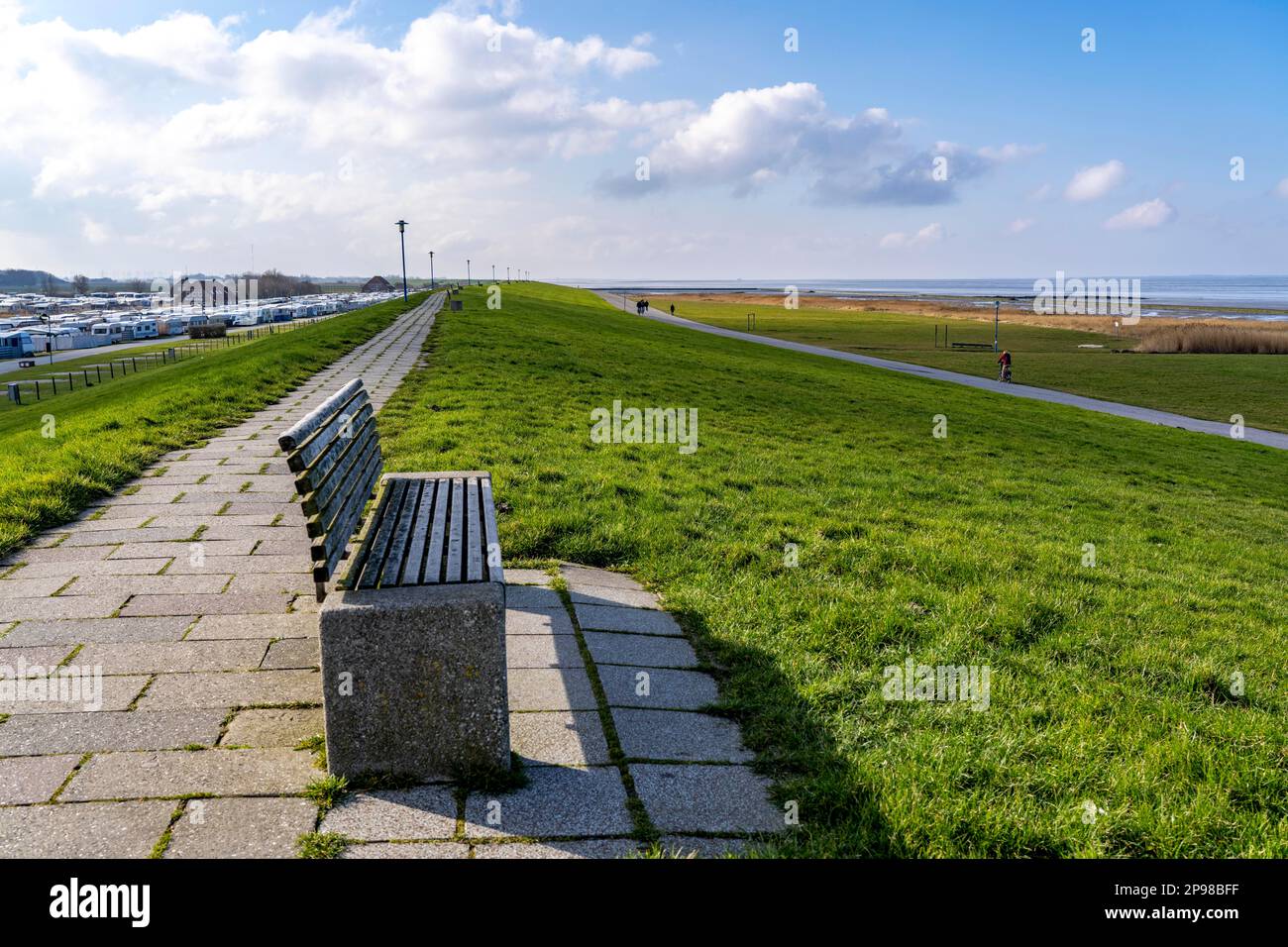 Diga del Mare del Nord, vicino al villaggio di Neuharlingersiel, bassa Sassonia, Germania Foto Stock