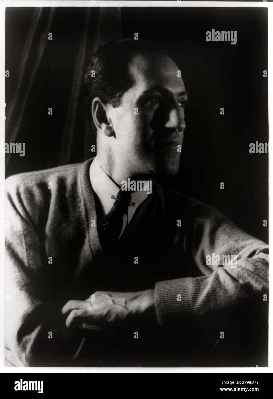 1937 , 28 marzo , New York , USA : i compositori di musica GEORGE GERSHWIN ( 1898 - 1937 ) . FOTO DI CARL VAN VECHTEN - MUSICAL - BROADWAY - COMPOSITORE - CLASSICA - CLASSICA - RITRATTO - RITRATTO - MUSICALE - MUSICA - MUSICA - CRAVATTA - CRAVATTA - COLLETTO --- NON PER USO PUBBLICITARIO --- NON PER USO PUBBLICITARIO --- NON PER USO GADGET --- --- ARCHIVIO GBB Foto Stock