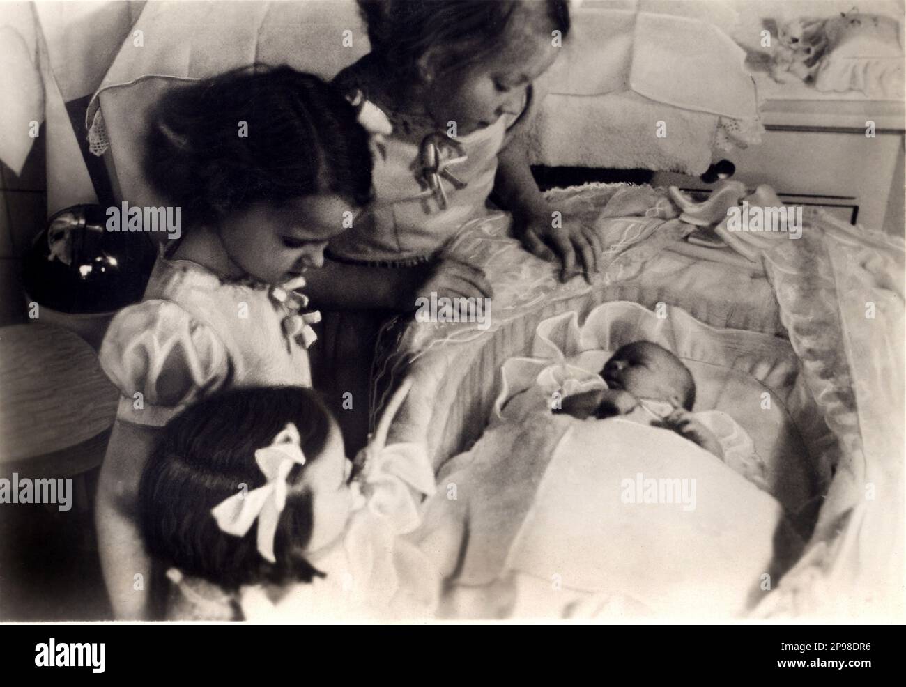 1947 , febbraio, Paesi Bassi : la principessa CHRISTINA Principessa di Orange-Nassau, Principessa di Lippe-Biesterfeld ( Marijke , data di nascita 18 febbraio 1947 ), 4th daugther della regina GIULIANA ( 1909 - 2004 ) dei Paesi Bassi e il principe Bernhard ( 1911 - 2004 ) . Le altre figlie di questa foto sono: La futura Regina BEATRICE d'OLANDA ( data di nascita 31 gennaio 1938 ), la principessa IRENE ( data di nascita 5 agosto 1939 ) e la principessa MARGRIET ( data di nascita 19 gennaio 1943 ). Il 4 settembre 1948, dopo un regno di 58 anni e 50 giorni, la regina Wilhelmina di Olanda abdicò in favore di sua figlia Juliana . - REALI - RO Foto Stock