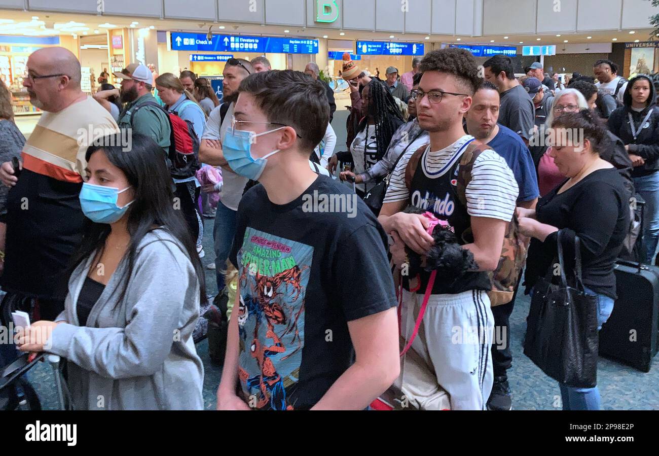 I viaggiatori aspettano in una fila di proiezione TSA all'Aeroporto Internazionale di Orlando durante il frenetico periodo di viaggio primaverile a Orlando. Si prevede che 7,3 milioni di passeggeri passeranno attraverso l'aeroporto di Orlando per la pausa primaverile a partire da questa settimana fino ad aprile 18th. Foto Stock