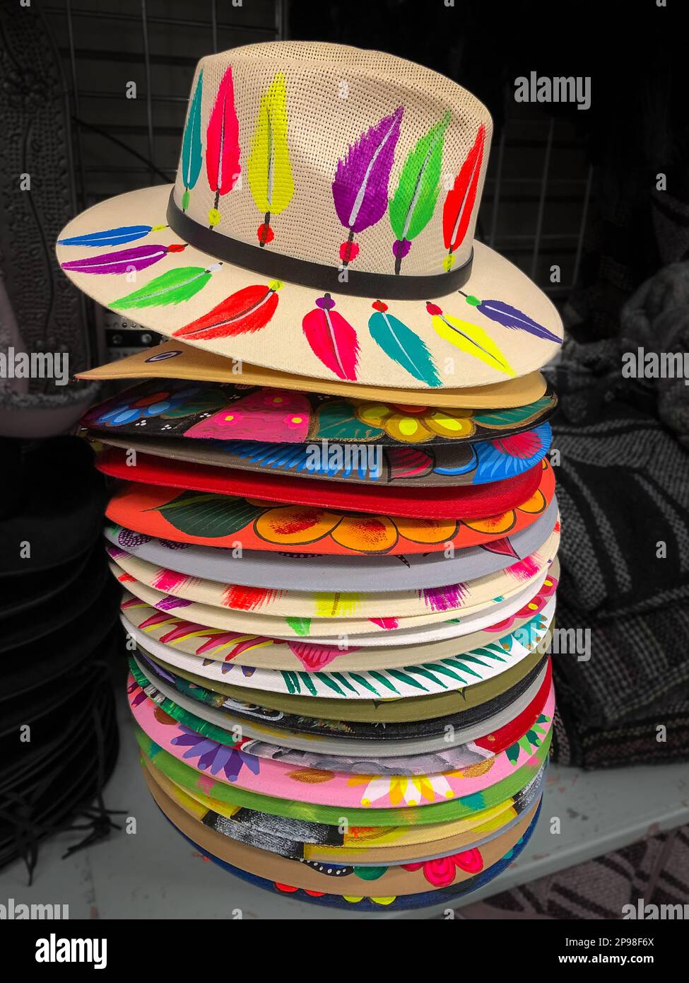 Cappelli colorati in una pila verticale, in esposizione per la vendita in un negozio turistico con articoli provenienti dal Messico. Foto Stock