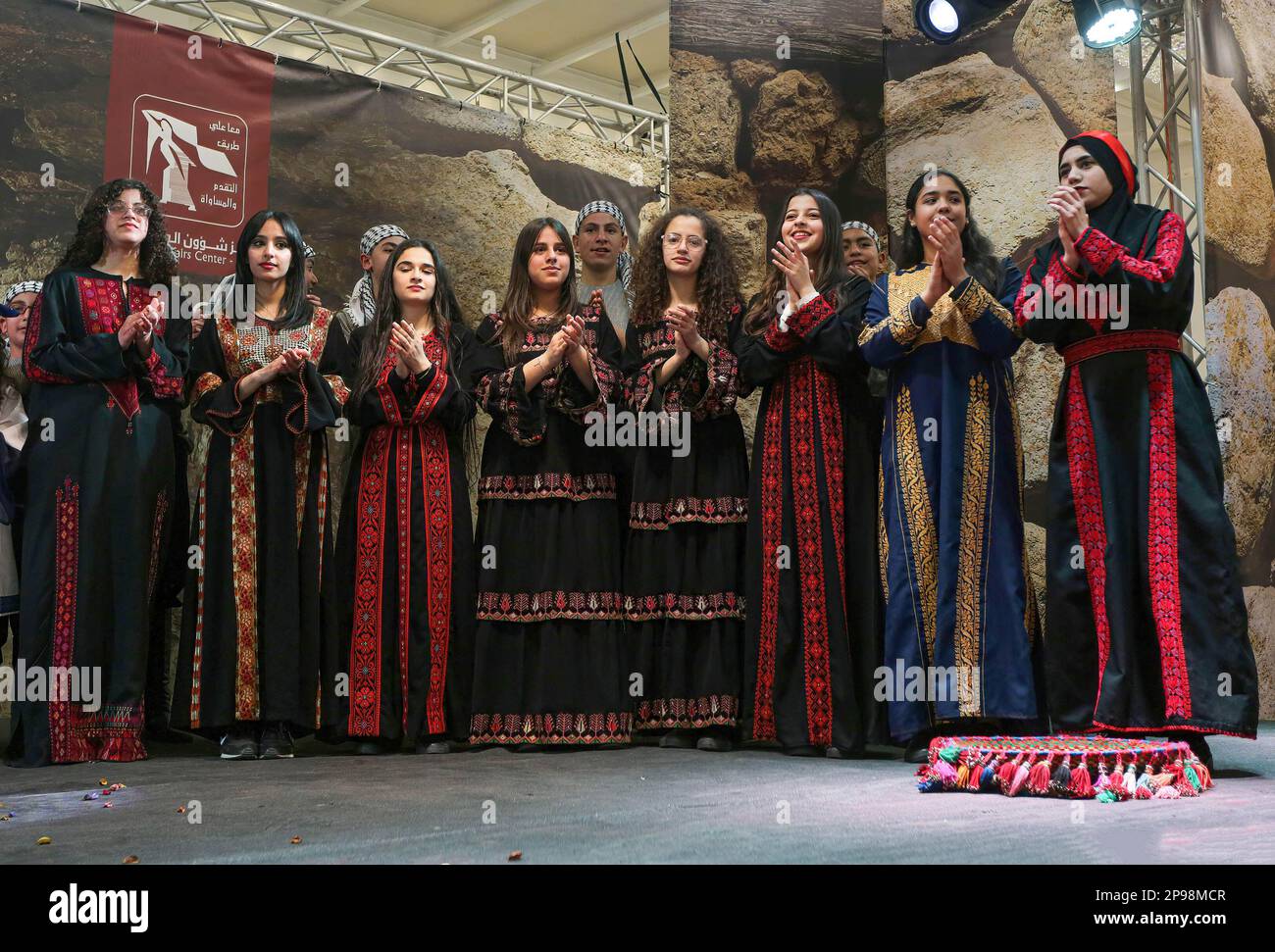 Giovani donne palestinesi che indossano abiti ricamati tradizionali  partecipano alla celebrazione della Giornata internazionale della donna. La  Giornata internazionale della donna (IWD) si celebra il 8 marzo di ogni  anno in tutto