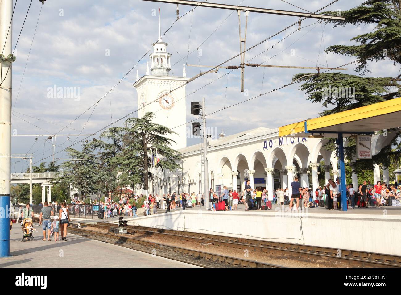 Stazione ferroviaria di Simferopol, settembre 2013, ancora stagione turistica con un certo numero di passeggeri in arrivo e in partenza da Crimea Foto Stock