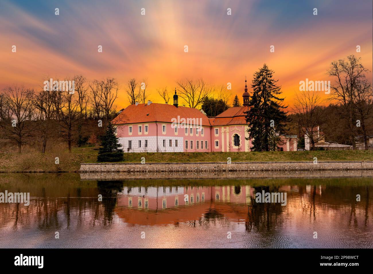 Castello Mitrowicz su una riva del fiume Luznice nella Repubblica Ceca meridionale. Foto Stock