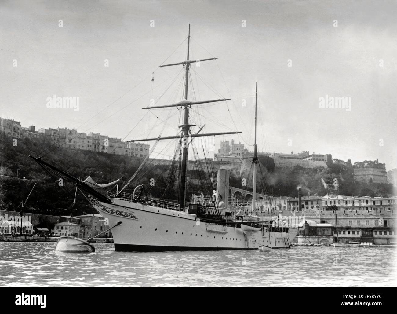 1900 ca , Monaco : lo yacht PRINCIPESSA ALICE del Principe di Monaco ALBERTO i ( 1848 - 1922 ) GRIMALDI . Sullo sfondo il Castello di Monaco - ALBERTO - royalty - nobili - Nobiltà - navy - boat - porto - veliero - Barca a vela - mare ---- Archivio GBB Foto Stock