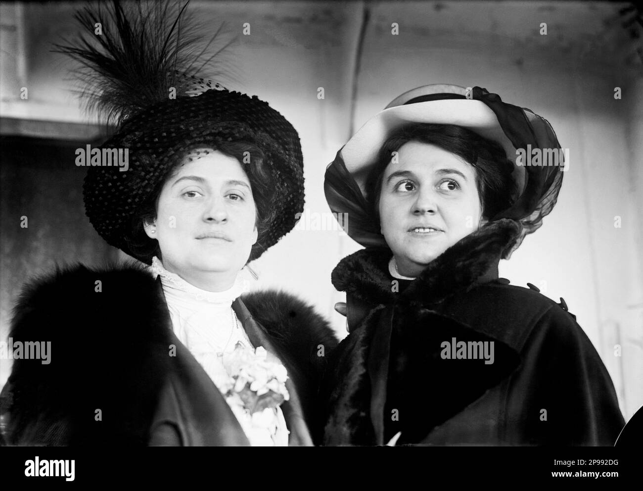 1910's , New York , USA : il celebre soprano ITALIANO MARIA LABIA (a destra) (1880-1953 ) E il mezzosoprano DORIA - CANTANTE LIRICA - OPERA - MUSICA CLASSICA - classica - Teatro - ritratto - ritratto - cappello - cappello - pizzo - TEATRO - TEATRO - TEATRO - OPERA - cantante lirica - classica - classica - velo - velo - piume - piume - aigrette - pelliccia - pelliccia ---- Archivio GBB Foto Stock