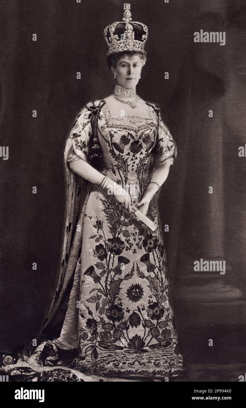 1910, Londra , Inghilterra : la Regina MARIA ( Principessa nata di Teck , 1867 - 1953 ) con accappatoio di incoronazione , madre di due Re di Gran Bretagna : Edoardo VIII e Giorgio VI Re . Sposato con il re GIORGIO V del Regno Unito (Principe di Cornovaglia e York, 1865-1936). Fu la prima famiglia reale britannica appartenente alla Casa di Windsor, che creò dalla filiale britannica della Casa tedesca di Saxe-Coburg-Gotha . Oltre ad essere re del Regno Unito e dei regni del Commonwealth, Giorgio fu anche l'imperatore dell'India e il primo re dello Stato libero irlandese. Regnò dal 6 Foto Stock