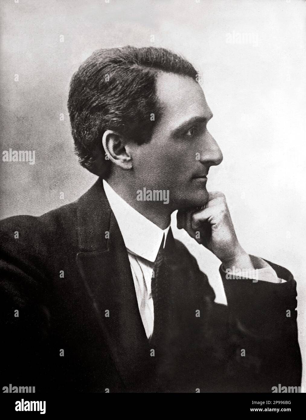 1914 : il celebre compositore ITALIANO ITALO MONTEMEZZI ( 1875 - 1952 ), ricordato soprattutto per l'AMORE DEI tre RE . Foto di Badodi , Milano - OPERA LIRICA VERISTA - COMPOSITORE - MUSICA - ritratto - ritrato - cravatta - profilo - MUSICA CLASSICA - CLASSICA - OPERA - COMPOSITORE LICO - MUSICA - MUSICA ---- ARCHIVIO GBB Foto Stock