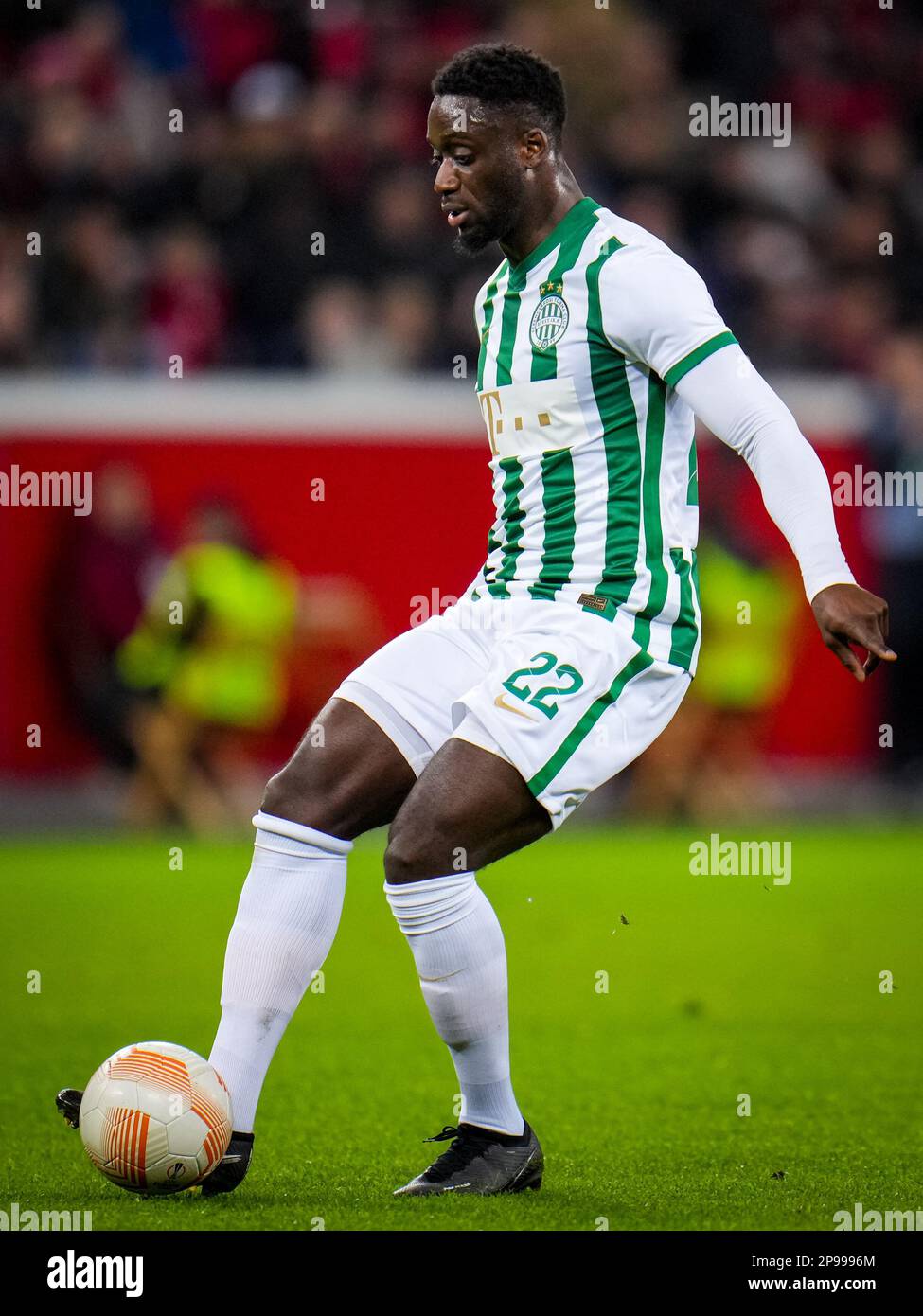 LEVERKUSEN, GERMANIA - 9 MARZO: Myenty Abena di Ferencvarosi TC passa la palla durante la UEFA Europa League Round di 16 tappa una partita tra Bayer 04 Leverkusen e Ferencvarosi TC alla BayArena il 9 marzo 2023 a Leverkusen, Germania (Foto di Rene Nijhuis/Orange Pictures) Foto Stock