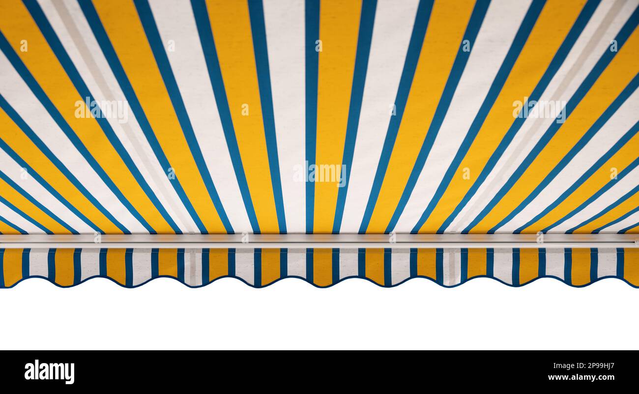 tenda di protezione solare in tessuto a righe su sfondo bianco Foto Stock
