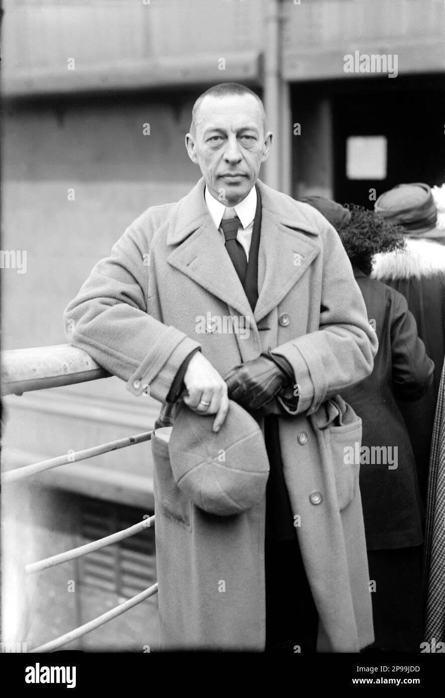 1920 ca : il compositore e pianista russo SERGEI RACHMANINOFF ( Sergej Vasill'evic Rahmaninov - Sergej Vasilyevich Rachmaninov ) (Velikij Novgorod, Russia 1873 – Beverly Hills, USA 1943 ) . Ha avuto un grande successo con l'Opera ALEKO , quattro concerti per pianoforte e molte altre opere . Era uno dei più grandi pianisti del suo tempo . Foto di Bain , New York - PIANISTA - COMPOSITORE - OPERA LIRICA - CLASSICA - CLASSICA - RITRATTO - ritratto - musicale - MUSICA - cappello - cappello - guanti - guanti - cappotto - CRAVATTA - CRAVATTA - ARCHIVIO GBB Foto Stock