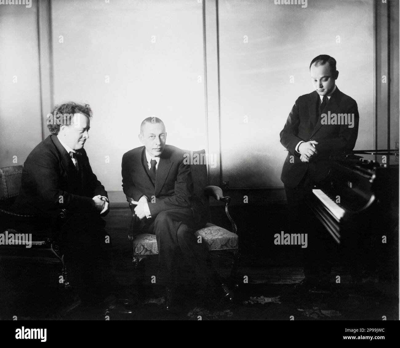 1920 ca , New York , USA : il compositore e pianista russo SERGEI RACHMANINOFF ( Sergej Vasill'evic Rahmaninov - Sergej Vasilyevich Rachmaninov ) (Velikij Novgorod, Russia 1873 – Beverly Hills, USA 1943 ), in questa foto con ( a sinistra ) Willem Mengelberg ( 1871 - 1951 ) e. ( A destra ) Mischa Levitzki ( 1898 - 1941 ) . Rachmaninoff ha avuto un grande successo con l'Opera ALEKO , quattro concerti per pianoforte e molte altre opere . Era uno dei più grandi pianisti del suo tempo . Foto di Bain , New York - PIANISTA - COMPOSITORE - OPERA LIRICA - CLASSICA - CLASSICA - RITRATTO - ritratto - MUSICA Foto Stock