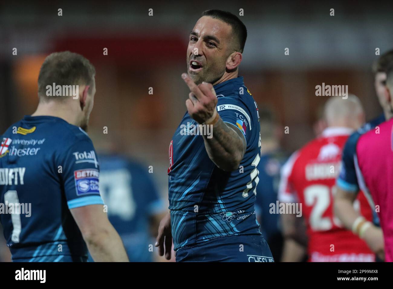 Paul Vaughan #10 di Warrington Wolves scherza con i fan di Hull KR a tempo pieno dopo la partita Betfred Super League Round 4 Hull KR vs Warrington Wolves al Sewell Group Craven Park, Kingston upon Hull, Regno Unito, 10th marzo 2023 (Foto di James Heaton/News Images) Foto Stock