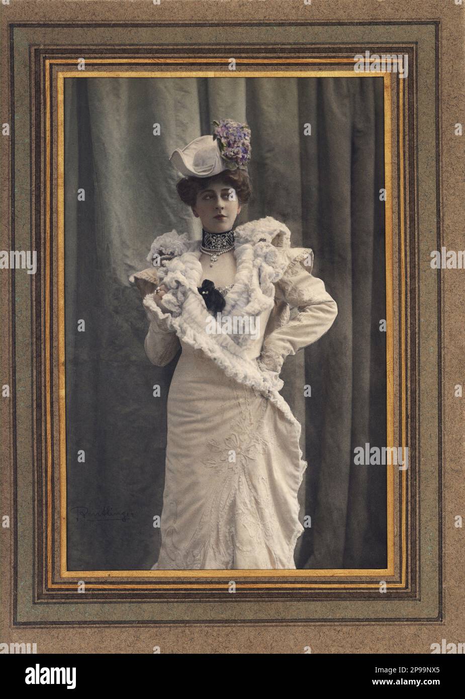 1900 ca , Parigi , Francia: Una bella donna inestimata in abito teatro fantasia . Foto di REUTLINGER , Parigi , Francia . - Foto storiche - foto storica - pizzo - pizzo - zignon - BELLE EPOQUE - decolleté - collana - collana - scollatura - ritratto - ritratto - Francia - MODA - moda - moda - perle - perle - collana - collana - bijoux - gioielli - gioielli - gioielli - gioiello - gioielli - cappello - cappello - hortense - ortensia - anello - anello - demi-mondaine - vestito abito bianco - abito bianco --- Archivio GBB Foto Stock