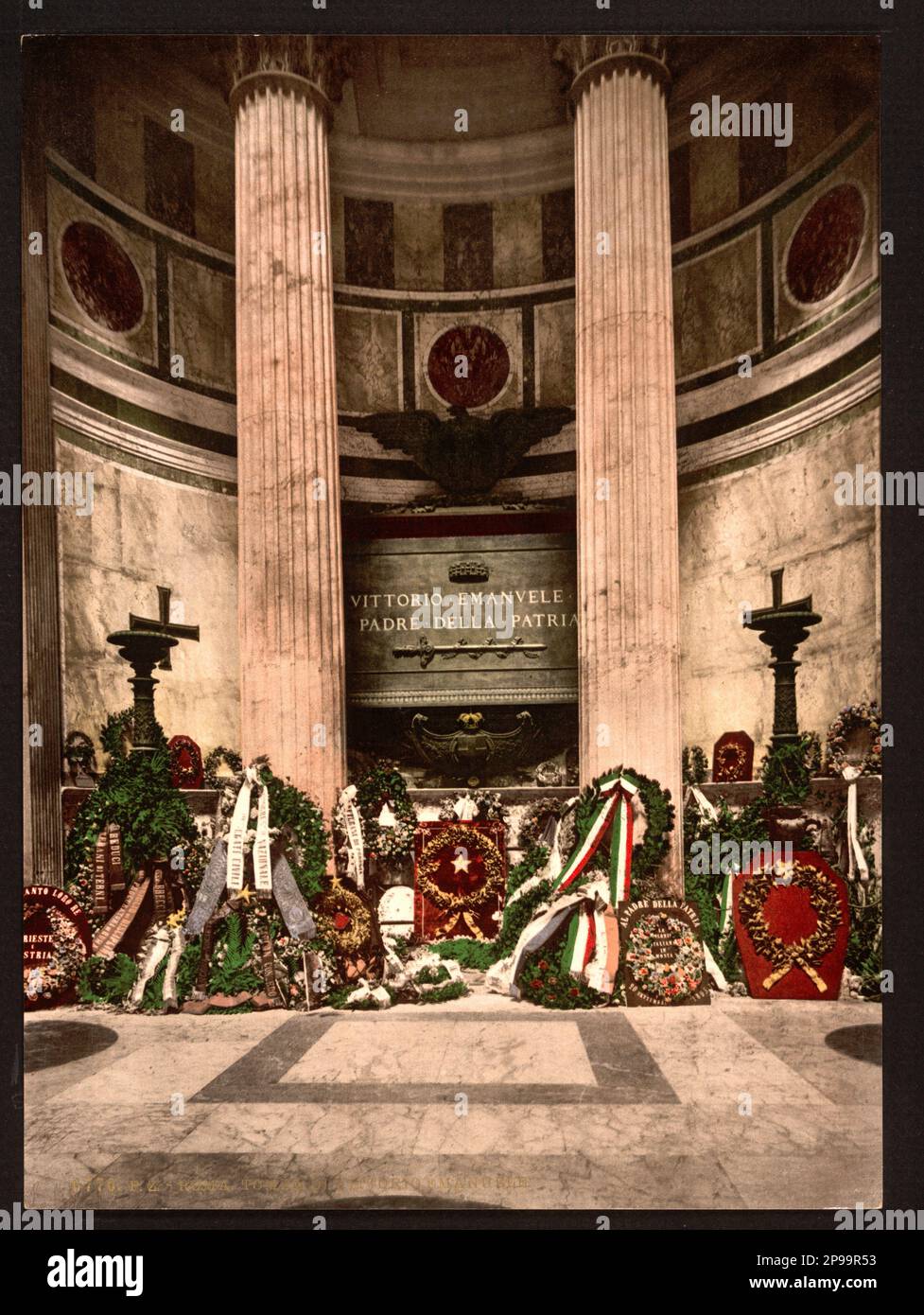 1890 ca, Roma , Italia : la tomba del Re VITTORIO EMANUELE II di SAVOIA ( 1820 - 1888 ) Al Pantheon - Italia - CASA SAVOIA - REALI - Nobiltà ITALIANA - Roma - SAVOIA - NOBILTÀ - ROYALTY - STORIA - FOTO STORICHE - royalty - nobili - Nobiltà - ITALIA - tomba - monumento - monumento ---- Archivio GBB Foto Stock