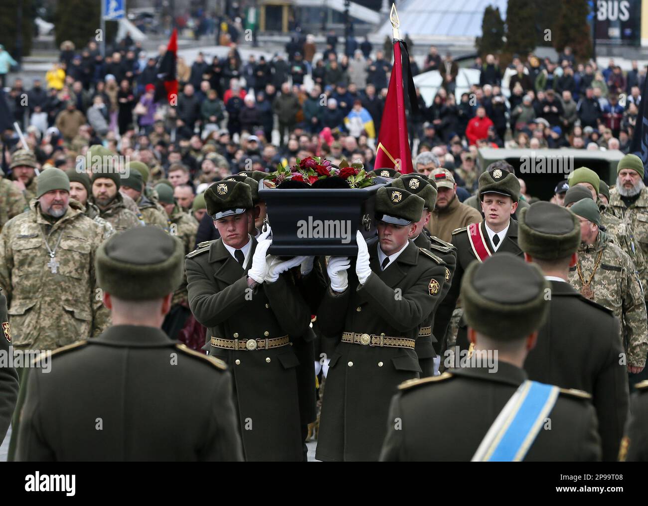 Kiev, Ucraina. 10th Mar, 2023. I militari portano una bara durante un servizio commemorativo per Dmytro Kotsiubailo, conosciuto come da Vinci, eroe dell'Ucraina, volontario ucraino e militare a Kyiv. Dmytro Kotsiubailo è stato ucciso in una battaglia contro le truppe russe in prima linea vicino a Bakhmut tre giorni fa. (Credit Image: © Pavlo Gonchar/SOPA Images via ZUMA Press Wire) SOLO PER USO EDITORIALE! Non per USO commerciale! Foto Stock