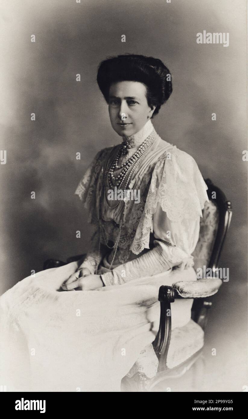 1909 : Regina VITTORIA di SVEZIA (1862-1930), principessa di BADEN , sposata con il re GUSTAF V di SVEZIA BERNADOTTE (1858-1950) . Suo padre era il Granduca Federico i di Baden (figlio della Principessa Sophie di Svezia) e la Principessa Louise di Prussia (figlia unica di Guglielmo i di Germania e Augusta di Saxe-Weimar). Foto di Atelier Florman - pizzo - pizzo - REGINA - RE - NOBILTÀ - Nobiltà - REALI - ROYALTY - ritratto - ritrato - perla - perle collana - collana di perle - perla - Casa DI BERNADOTTE - SVEZIA - NORVEGIA - royalty - nobili - nobiltà - FAMIGLIA REALE - FAMIGLIA - GU Foto Stock