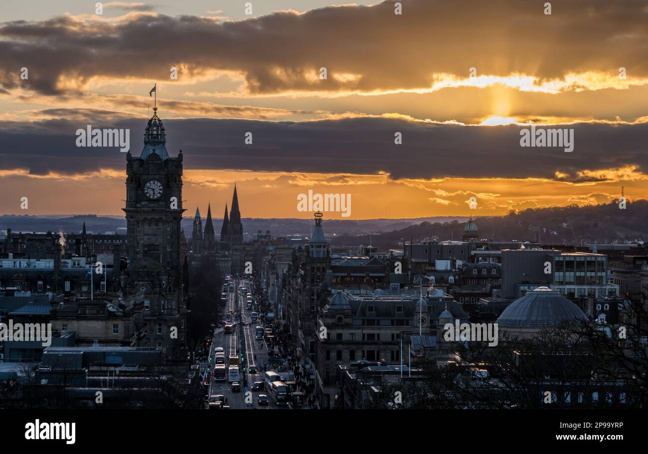 Edimburgo, Scozia, Regno Unito, 10th marzo 2023. UK Weather: Tramonto sul centro della città: La sera fredda e la luce solare bassa visti da Calton Hill sopra Princes Street e la torre dell'orologio Balmoral Hotel. Credit: Sally Anderson/Alamy Live News Foto Stock