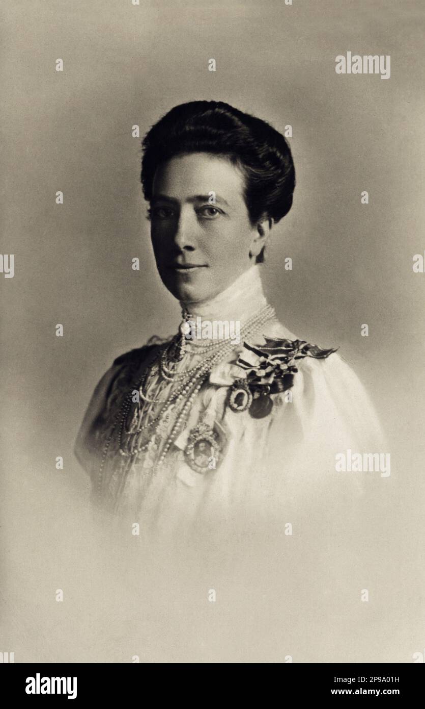 1910 ca : Regina VITTORIA di SVEZIA ( 1862 - 1930 ), principessa di BADEN , sposata con il re GUSTAF V di SVEZIA BERNADOTTE ( 1858 - 1950 ) . Suo padre era il Granduca Federico i di Baden (figlio della Principessa Sophie di Svezia) e la Principessa Louise di Prussia (figlia unica di Guglielmo i di Germania e Augusta di Saxe-Weimar) - REGINA - RE - NOBILTÀ - Nobiltà - REALI - ROYALTY - ritratto - ritrato - perla - perle collana - collana di perle - perla - Casa DI BERNADOTTE - SVEZIA - NORVEGIA - royalty - nobili - nobiltà - FAMIGLIA REALE - FAMIGLIA - Gustaf - Gustavo - Gustav - Regina Vitto Foto Stock