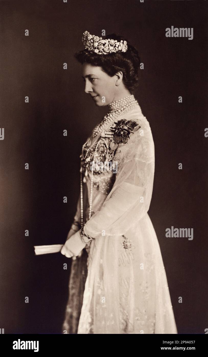 1910 : Regina VITTORIA di SVEZIA (1862-1930), principessa di BADEN , sposata con il re GUSTAF V di SVEZIA BERNADOTTE (1858-1950) . Suo padre era il Granduca Federico i di Baden (figlio della Principessa Sophie di Svezia) e la Principessa Louise di Prussia (figlia unica di Guglielmo i di Germania e Augusta di Saxe-Weimar) - REGINA - RE - NOBILTÀ - Nobiltà - REALI - ROYALTY - ritratto - ritrato - perla - perle collana - collana di perle - perla - Casa DI BERNADOTTE - SVEZIA - NORVEGIA - royalty - nobili - nobiltà - FAMIGLIA REALE - FAMIGLIA - Gustaf - Gustavo - Gustav - Regina Vittoria Foto Stock