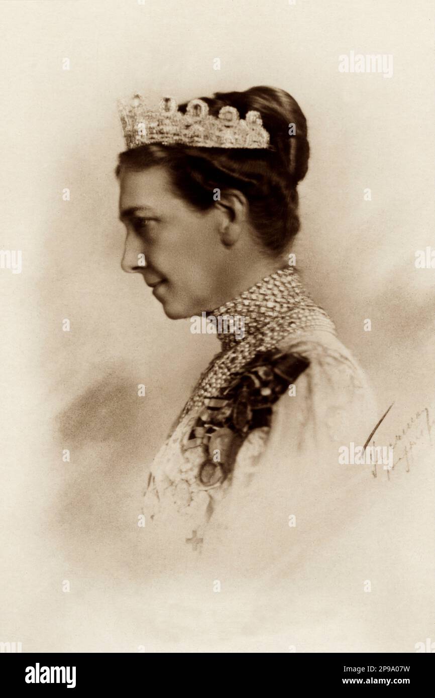 1915 ca : Regina VITTORIA di SVEZIA ( 1862 - 1930 ), principessa di BADEN , sposata con il re GUSTAF V di SVEZIA BERNADOTTE ( 1858 - 1950 ) . Suo padre era il Granduca Federico i di Baden (figlio della Principessa Sophie di Svezia) e la Principessa Louise di Prussia (figlia unica di Guglielmo i di Germania e Augusta di Saxe-Weimar) - REGINA - RE - NOBILTÀ - Nobiltà - REALI - ROYALTY - ritratto - ritrato - collana - collana - Casa DI BERNADOTTE - SVEZIA - NORVEGIA - royalty - nobili - nobiltà - FAMIGLIA REALE - FAMIGLIA - Gustaf - Gustavo - Gustav - Regina Vittoria di Svezia - chignon - colla Foto Stock