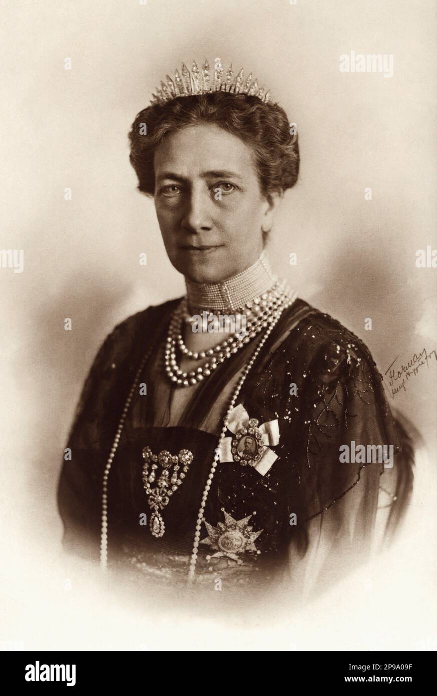 1920 : Regina VITTORIA di SVEZIA ( 1862 - 1930 ), principessa di BADEN , sposata con il re GUSTAF V di SVEZIA BERNADOTTE ( 1858 - 1950 ) . Suo padre era il Granduca Federico i di Baden (figlio della Principessa Sophie di Svezia) e la Principessa Louise di Prussia (figlia unica di Guglielmo i di Germania e Augusta di Saxe-Weimar) - REGINA - RE - NOBILTÀ - Nobiltà - REALI - ROYALTY - ritratto - ritrato - collana - collana - Casa DI BERNADOTTE - SVEZIA - NORVEGIA - royalty - nobili - nobiltà - FAMIGLIA REALE - FAMIGLIA - Gustaf - Gustavo - Gustav - Regina Vittoria di Svezia - chignon - coll Foto Stock