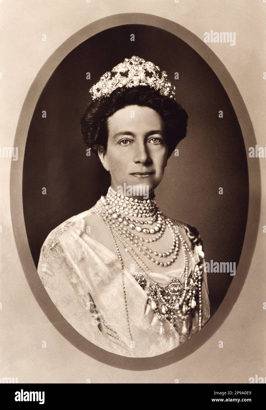 1914 : Regina VITTORIA di SVEZIA (1862-1930), principessa di BADEN , sposata con il re GUSTAF V di SVEZIA BERNADOTTE (1858-1950) . Suo padre era il Granduca Federico i di Baden (figlio della Principessa Sophie di Svezia) e la Principessa Louise di Prussia (figlia unica di Guglielmo i di Germania e Augusta di Saxe-Weimar) - REGINA - RE - NOBILTÀ - Nobiltà - REALI - ROYALTY - ritratto - ritrato - collana - collana - Casa DI BERNADOTTE - SVEZIA - NORVEGIA - royalty - nobili - nobiltà - FAMIGLIA REALE - FAMIGLIA - Gustaf - Gustavo - Gustav - Regina Vittoria di Svezia - chignon - collare - Foto Stock