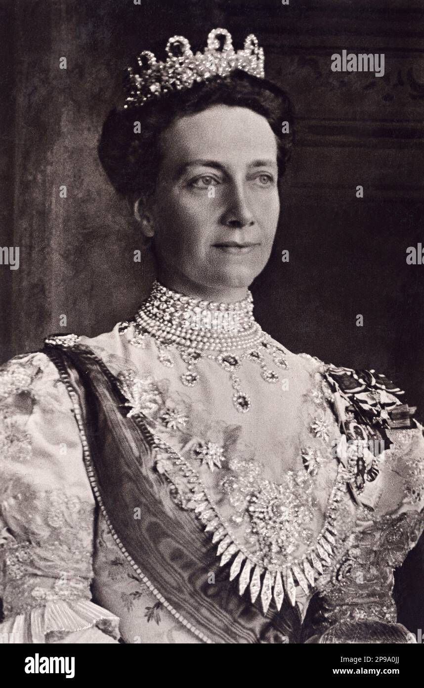 1915 ca : Regina VITTORIA di SVEZIA ( 1862 - 1930 ), principessa di BADEN , sposata con il re GUSTAF V di SVEZIA BERNADOTTE ( 1858 - 1950 ) . Foto di J. Russell e Son , Londra. Suo padre era il Granduca Federico i di Baden (figlio della Principessa Sophie di Svezia) e la Principessa Louise di Prussia (figlia unica di Guglielmo i di Germania e Augusta di Saxe-Weimar) - REGINA - RE - NOBILTÀ - Nobiltà - REALI - ROYALTY - ritratto - ritrato - collana - collana - Casa DI BERNADOTTE - SVEZIA - NORVEGIA - royalty - nobili - nobiltà - FAMIGLIA REALE - FAMIGLIA - Gustaf - Gustavo - Gustav - Regina Foto Stock