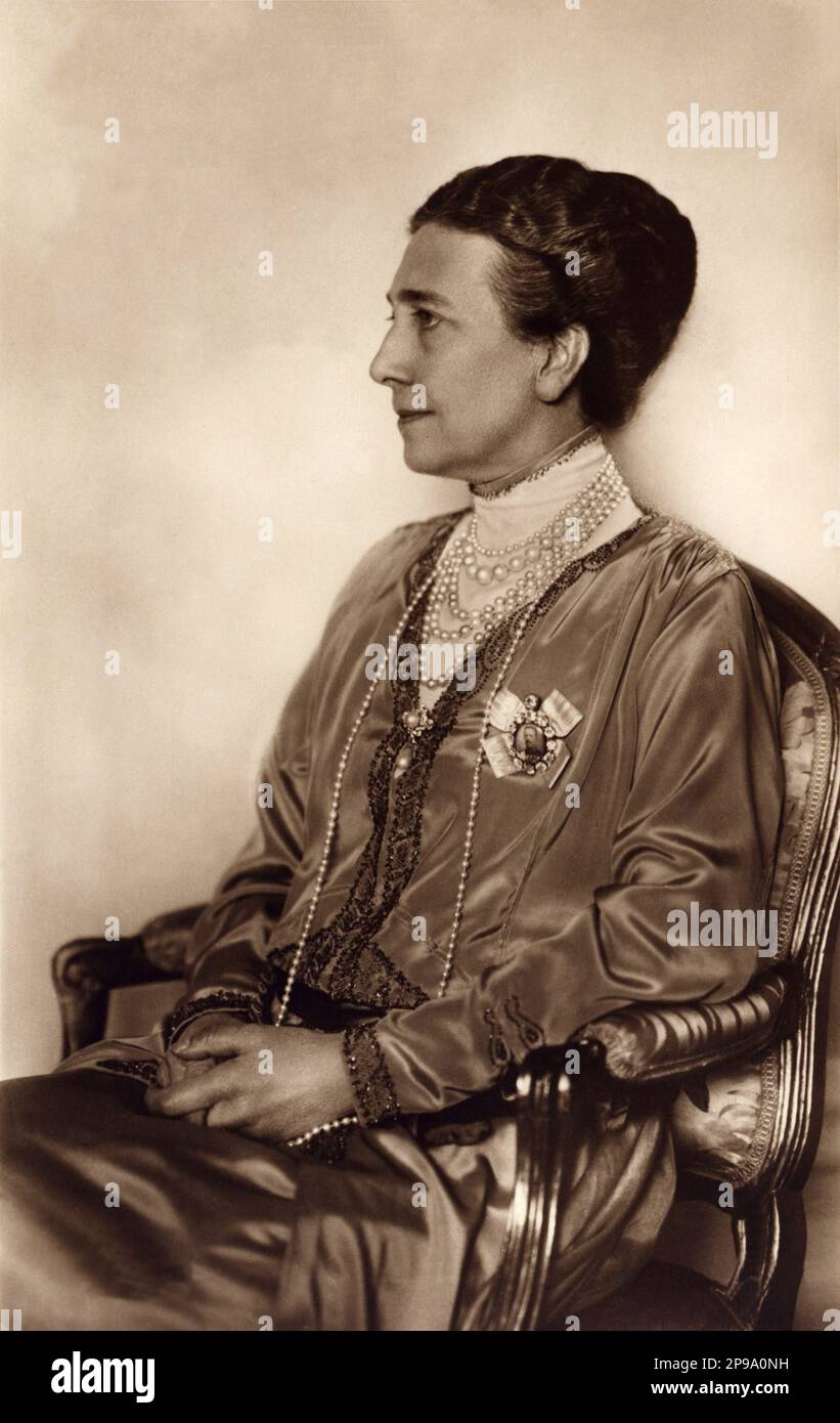 1924 : Regina VITTORIA di SVEZIA (1862-1930), principessa di BADEN , sposata con il re GUSTAF V di SVEZIA BERNADOTTE (1858-1950) . Suo padre era il Granduca Federico i di Baden (figlio della Principessa Sophie di Svezia) e la Principessa Louise di Prussia (figlia unica di Guglielmo i di Germania e Augusta di Saxe-Weimar) - REGINA - RE - NOBILTÀ - Nobiltà - REALI - ROYALTY - ritratto - ritrato - perla - perle collana - collana di perle - perla - Casa DI BERNADOTTE - SVEZIA - NORVEGIA - royalty - nobili - nobiltà - FAMIGLIA REALE - FAMIGLIA - Gustaf - Gustavo - Gustav - Regina Vittoria Foto Stock