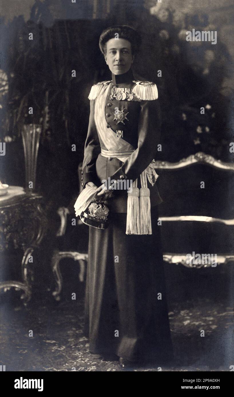 1909 ca : Regina VITTORIA di SVEZIA ( 1862 - 1930 ), principessa nata di BADEN , sposata con il re GUSTAF V di SVEZIA BERNADOTTE ( 1858 - 1950 ), in questa foto in uniforme di Capitano del reggimento di Fusilier . Suo padre era il Granduca Federico i di Baden (figlio della Principessa Sophie di Svezia) e la Principessa Louise di Prussia (figlia unica di Guglielmo i di Germania e Augusta di Saxe-Weimar). Foto di T.H. Shumann and Sohn - REGINA - RE - NOBILTÀ - Nobiltà - REALI - ROYALTY - portrait - ritratto - Casa DI BERNADOTTE - SVEZIA - NORVEGIA - royalty - nobili - nobiltà - FAMIGLIA REALE - FAMIGLIA - Gus Foto Stock