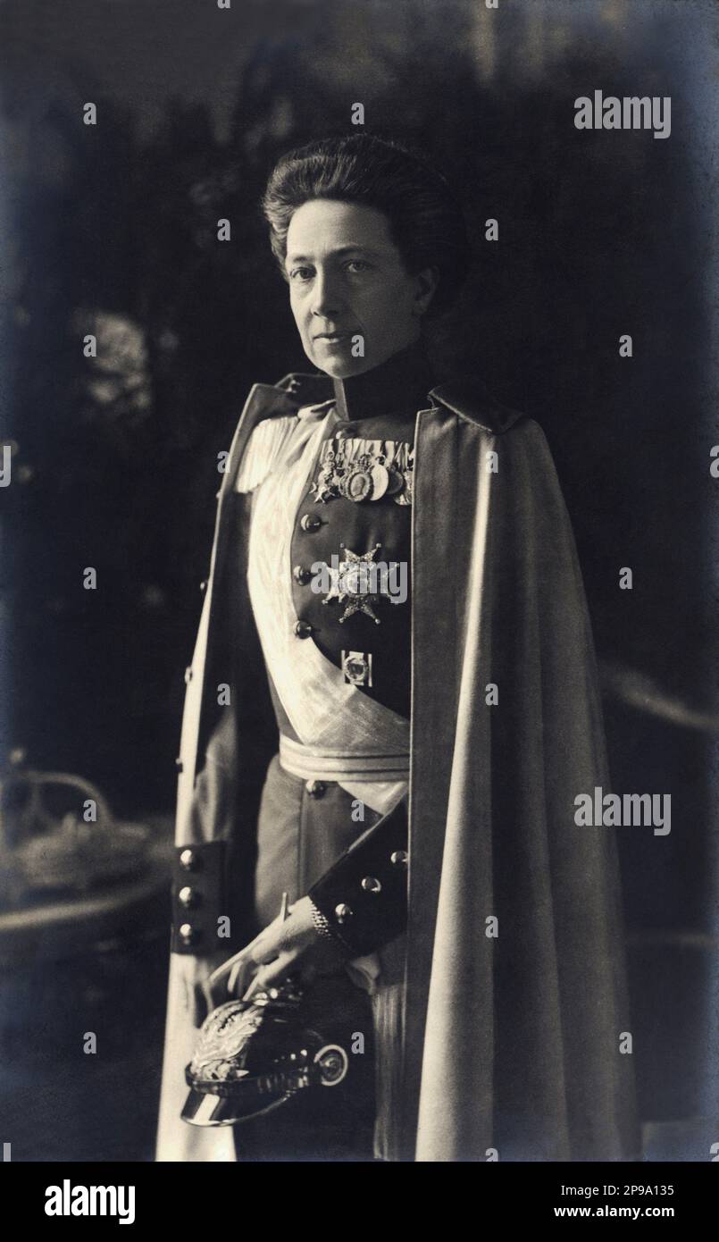 1909 ca : Regina VITTORIA di SVEZIA ( 1862 - 1930 ), principessa nata di BADEN , sposata con il re GUSTAF V di SVEZIA BERNADOTTE ( 1858 - 1950 ), in questa foto in uniforme di Capitano del reggimento di Fusilier . Suo padre era il Granduca Federico i di Baden (figlio della Principessa Sophie di Svezia) e la Principessa Louise di Prussia (figlia unica di Guglielmo i di Germania e Augusta di Saxe-Weimar). Foto di T.H. Shumann and Sohn - REGINA - RE - NOBILTÀ - Nobiltà - REALI - ROYALTY - portrait - ritratto - Casa DI BERNADOTTE - SVEZIA - NORVEGIA - royalty - nobili - nobiltà - FAMIGLIA REALE - FAMIGLIA - Gus Foto Stock